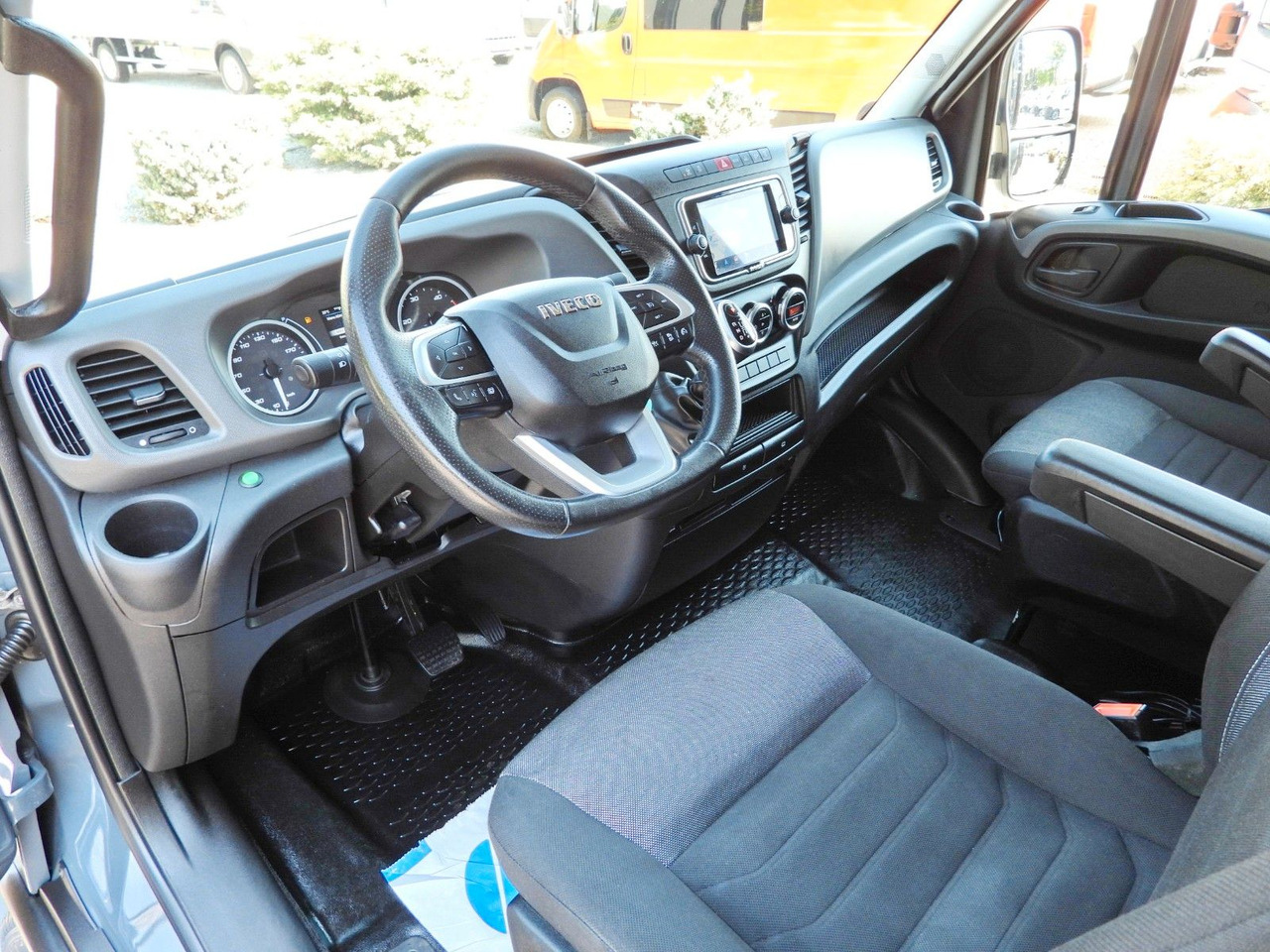 Iveco DAILY 35S18 PRITSCHE PLANE 10 PALETTEN WEBASTO - Επαγγελματικό αυτοκίνητο με μουσαμά, Διπλοκάμπινο ελαφρύ επαγγελματικό: φωτογραφία 2 Iveco DAILY 35S18 PRITSCHE PLANE 10 PALETTEN WEBASTO - Επαγγελματικό αυτοκίνητο με μουσαμά, Διπλοκάμπινο ελαφρύ επαγγελματικό: φωτογραφία 2