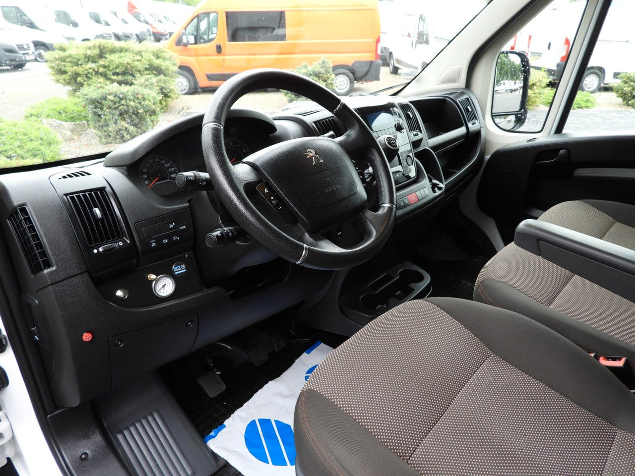Peugeot BOXER PRITSCHE PLANE AUFZUG 8 PALETTEN TEMPOMAT - Επαγγελματικό αυτοκίνητο με μουσαμά: φωτογραφία 2 Peugeot BOXER PRITSCHE PLANE AUFZUG 8 PALETTEN TEMPOMAT - Επαγγελματικό αυτοκίνητο με μουσαμά: φωτογραφία 2