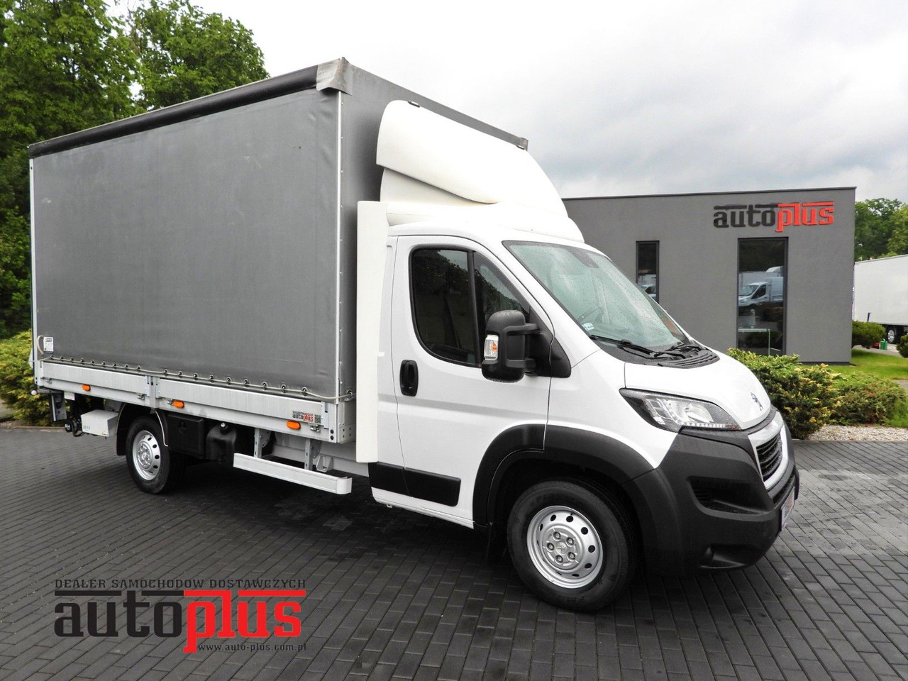 Peugeot BOXER PRITSCHE PLANE AUFZUG 8 PALETTEN TEMPOMAT - Επαγγελματικό αυτοκίνητο με μουσαμά: φωτογραφία 1 Peugeot BOXER PRITSCHE PLANE AUFZUG 8 PALETTEN TEMPOMAT - Επαγγελματικό αυτοκίνητο με μουσαμά: φωτογραφία 1