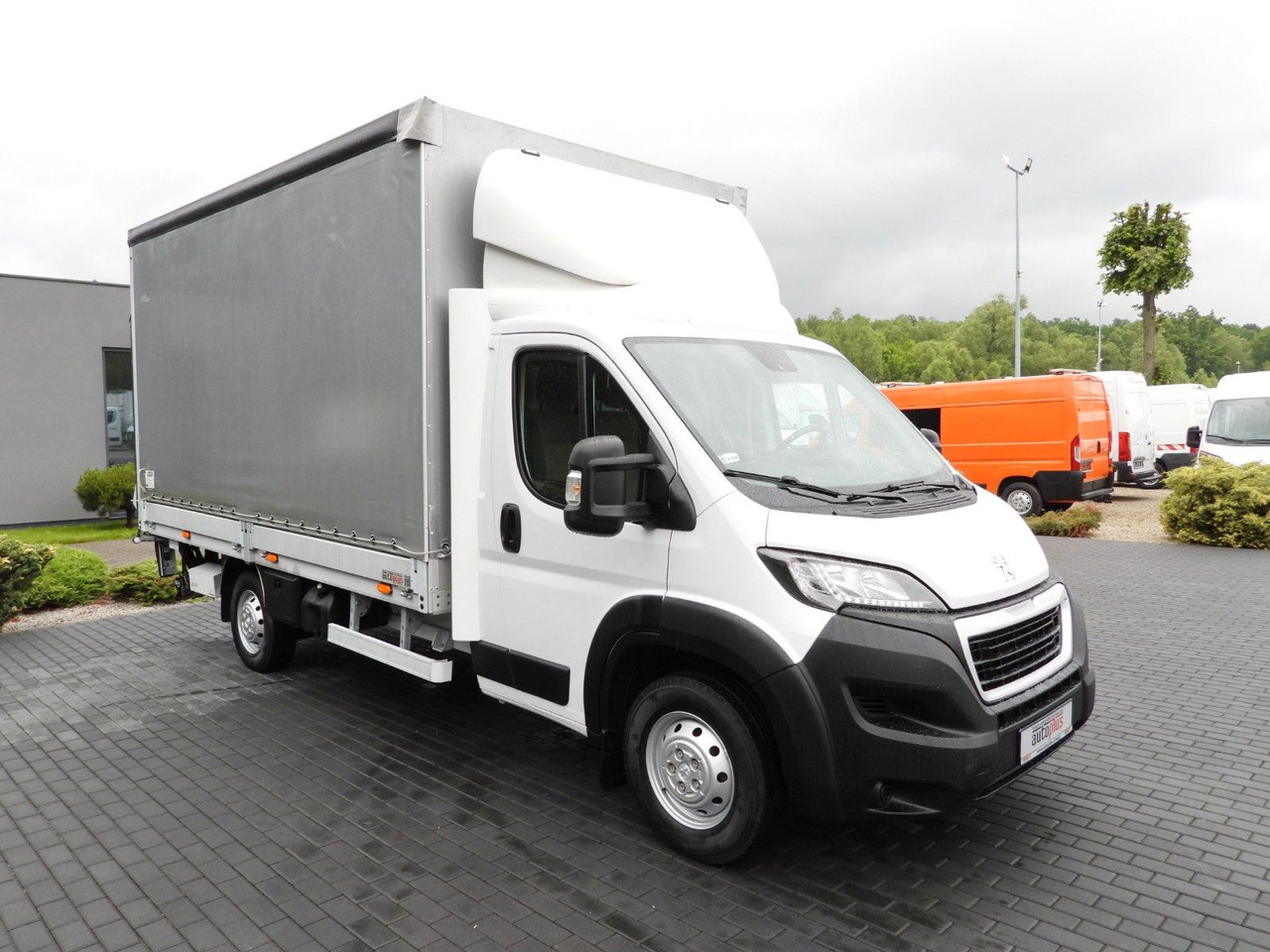 Peugeot BOXER PRITSCHE PLANE AUFZUG 8 PALETTEN TEMPOMAT - Επαγγελματικό αυτοκίνητο με μουσαμά: φωτογραφία 4 Peugeot BOXER PRITSCHE PLANE AUFZUG 8 PALETTEN TEMPOMAT - Επαγγελματικό αυτοκίνητο με μουσαμά: φωτογραφία 4