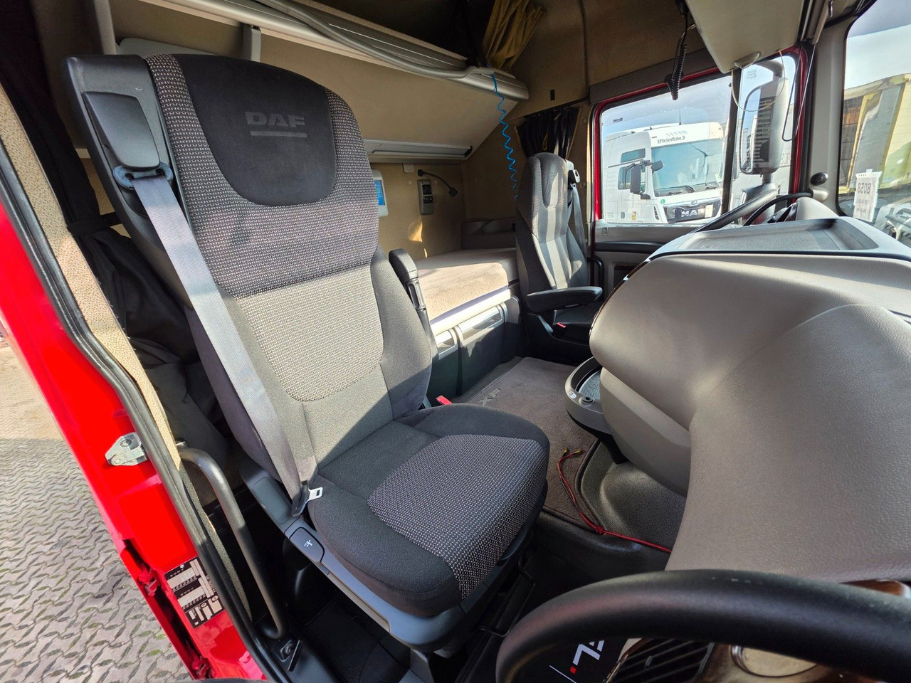 Τράκτορας DAF XF 105.460 / ZF Intarder / Standklimaanlage: φωτογραφία 24 Τράκτορας DAF XF 105.460 / ZF Intarder / Standklimaanlage: φωτογραφία 24