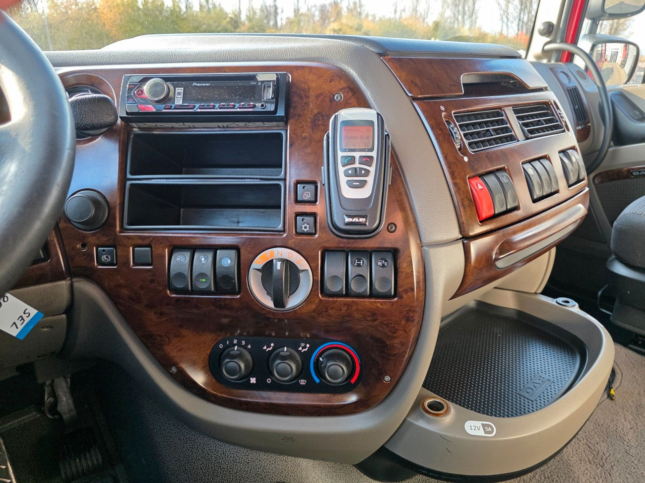 Τράκτορας DAF XF 105.460 / ZF Intarder / Standklimaanlage: φωτογραφία 36 Τράκτορας DAF XF 105.460 / ZF Intarder / Standklimaanlage: φωτογραφία 36