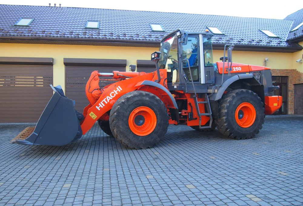 Ładowarka Hitachi ZW250 2010 Ładowarka Hitachi Waga, Centralne smarowanie - Ελαστιχοφόρος φορτωτής: φωτογραφία 2 Ładowarka Hitachi ZW250 2010 Ładowarka Hitachi Waga, Centralne smarowanie - Ελαστιχοφόρος φορτωτής: φωτογραφία 2