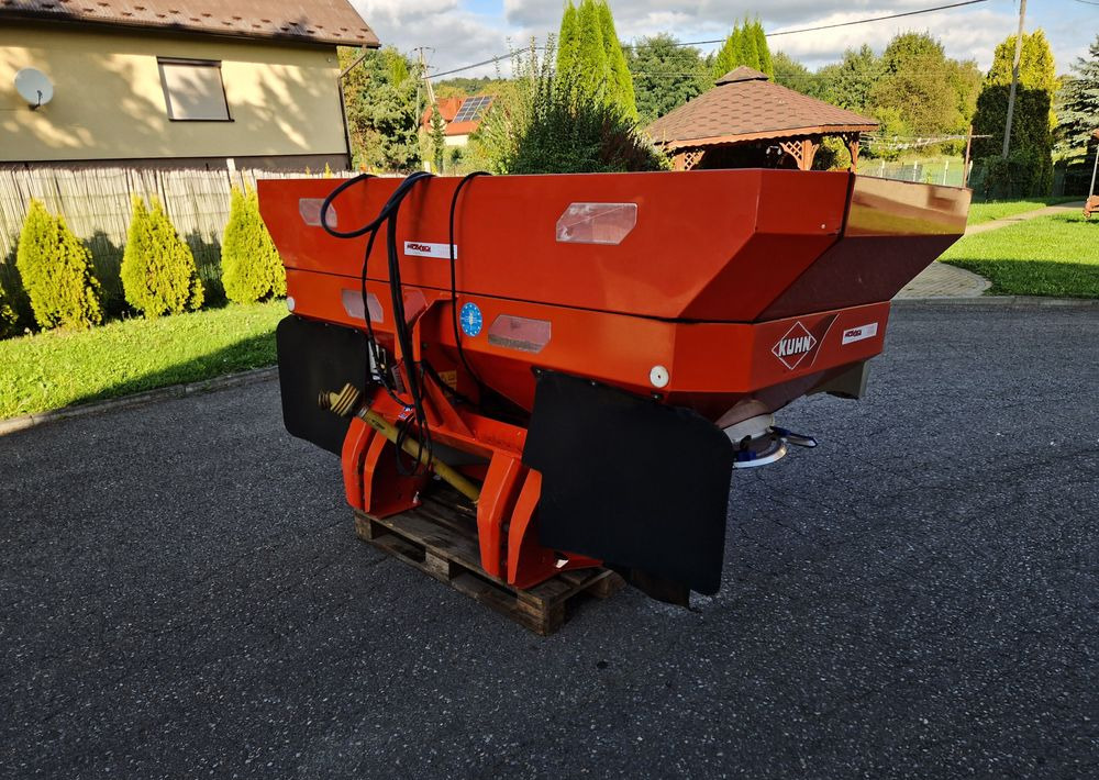 Rozsiewacz nawozów Kuhn AXIS 30,1 2008 Rozsiewacz KUHN RAUCH - Λιπασματοδιανομέας: φωτογραφία 3 Rozsiewacz nawozów Kuhn AXIS 30,1 2008 Rozsiewacz KUHN RAUCH - Λιπασματοδιανομέας: φωτογραφία 3