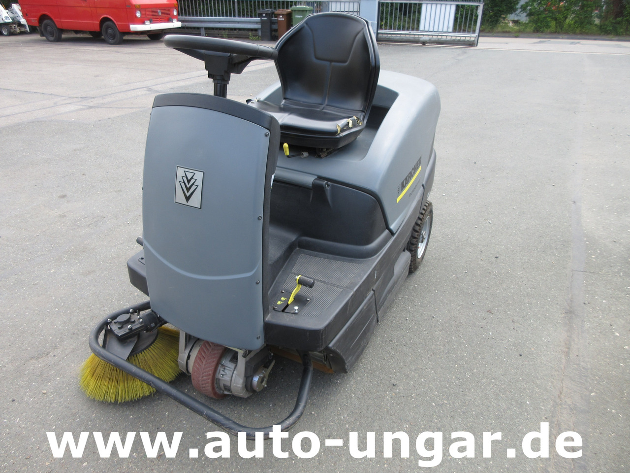 KÄRCHER KM 100/100 RBP Pack 1.280-112.0 elektrische Parkplatzkehrmaschine Hallenkehrmaschine Elektro - Σάρωθρο δρόμων: φωτογραφία 2 KÄRCHER KM 100/100 RBP Pack 1.280-112.0 elektrische Parkplatzkehrmaschine Hallenkehrmaschine Elektro - Σάρωθρο δρόμων: φωτογραφία 2