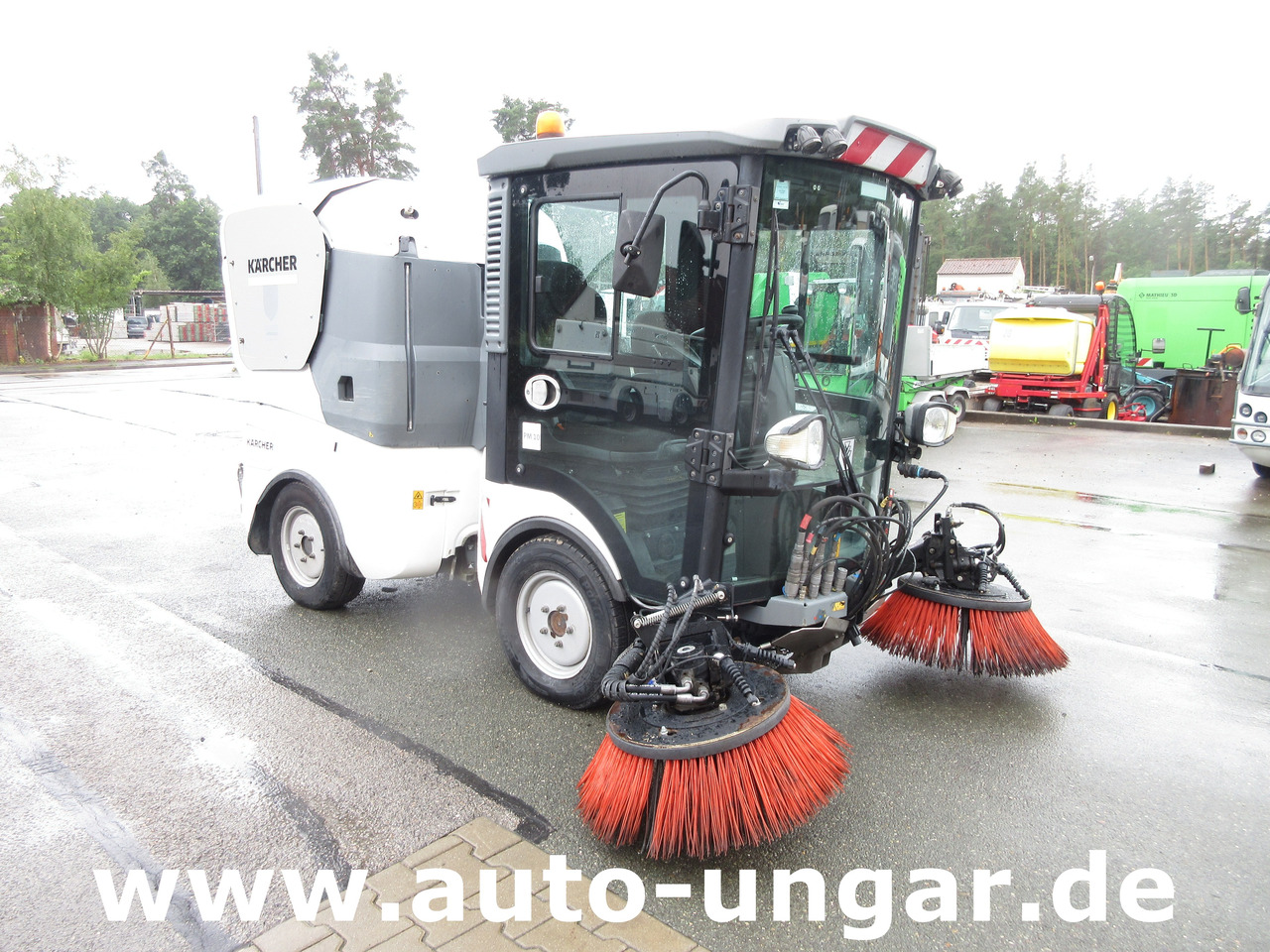 KÄRCHER MC130 Advanced Kehrmaschine Geräteträger 4x4 Kommunalfahrzeug MIC 130 Professional - Σάρωθρο δρόμων: φωτογραφία 1 KÄRCHER MC130 Advanced Kehrmaschine Geräteträger 4x4 Kommunalfahrzeug MIC 130 Professional - Σάρωθρο δρόμων: φωτογραφία 1