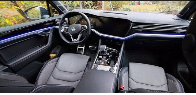 Volkswagen Touareg 3.0 TDi R-line 4-motion - SUV: φωτογραφία 4 Volkswagen Touareg 3.0 TDi R-line 4-motion - SUV: φωτογραφία 4