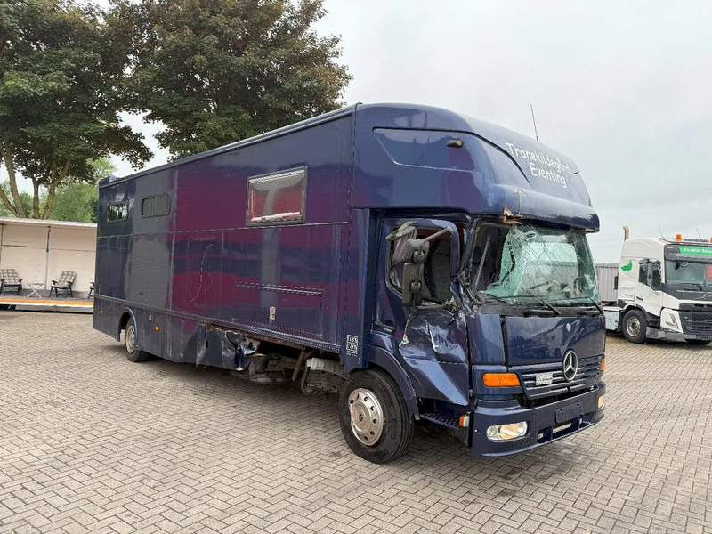 Mercedes-Benz Atego 1223 / ENGINE RUNNING / ONLY:159450 KM / HORSETRUCK / HEATED BOX / WATERTANK / LIVING ROOM / EURO-2 / MANUAL / 1998 - Φορτηγό μεταφοράς αλόγων: φωτογραφία 2 Mercedes-Benz Atego 1223 / ENGINE RUNNING / ONLY:159450 KM / HORSETRUCK / HEATED BOX / WATERTANK / LIVING ROOM / EURO-2 / MANUAL / 1998 - Φορτηγό μεταφοράς αλόγων: φωτογραφία 2