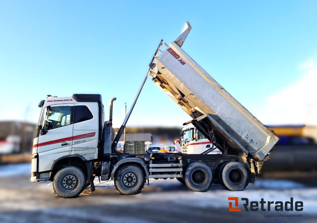 Robust og klar tippbil – Volvo FH16 650 8x4 med tipp og hengeropplegg - Φορτηγό ανατρεπόμενο: φωτογραφία 1 Robust og klar tippbil – Volvo FH16 650 8x4 med tipp og hengeropplegg - Φορτηγό ανατρεπόμενο: φωτογραφία 1