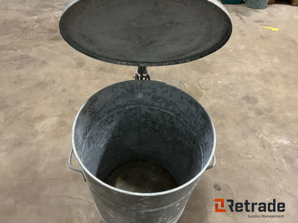 Soptunna Avfallstunna i plåt med lock - Εργαλείο/ Εξοπλισμός: φωτογραφία 5 Soptunna Avfallstunna i plåt med lock - Εργαλείο/ Εξοπλισμός: φωτογραφία 5