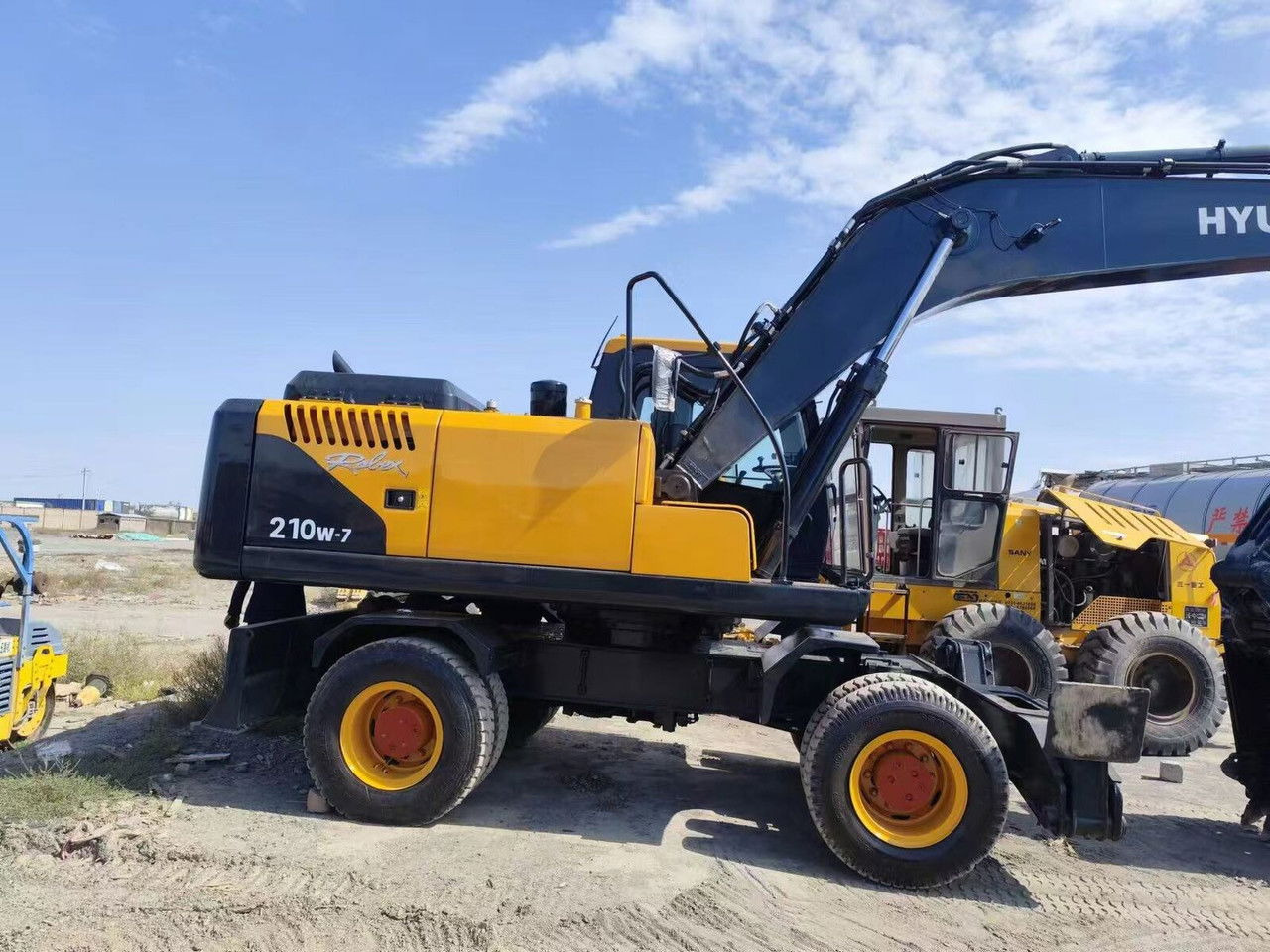 Hyundai R210-7 - Τροχοφόρος εκσκαφέας: φωτογραφία 1 Hyundai R210-7 - Τροχοφόρος εκσκαφέας: φωτογραφία 1