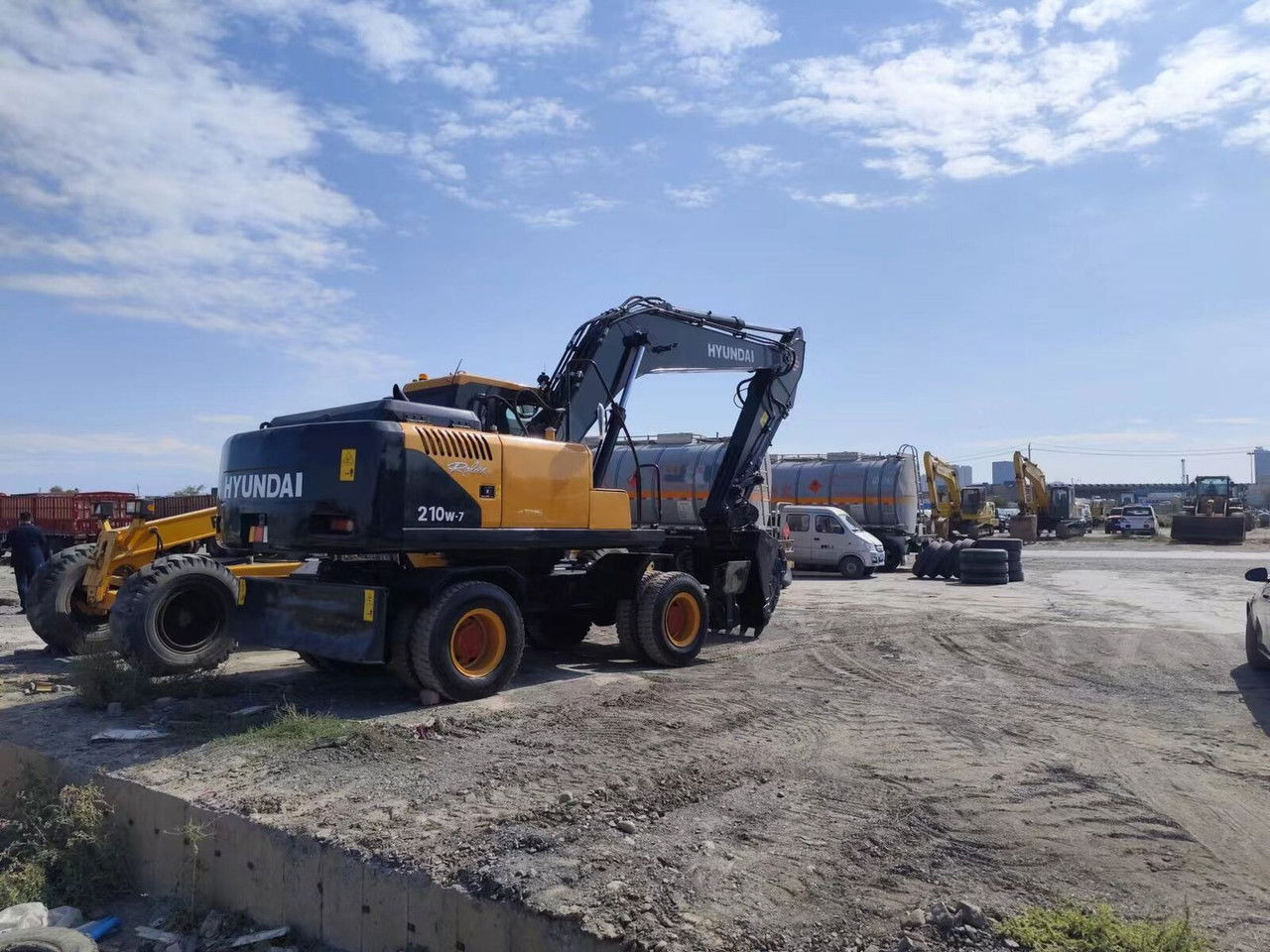 Hyundai R210-7 - Τροχοφόρος εκσκαφέας: φωτογραφία 4 Hyundai R210-7 - Τροχοφόρος εκσκαφέας: φωτογραφία 4