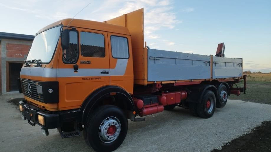 Mercedes-Benz 2228 6x2 stake body - crane - Φορτηγό μουσαμάς: φωτογραφία 1 Mercedes-Benz 2228 6x2 stake body - crane - Φορτηγό μουσαμάς: φωτογραφία 1