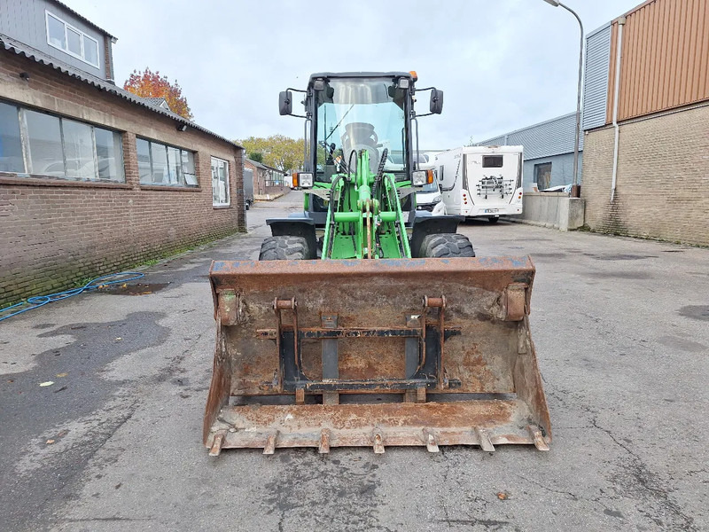 Yanmar V80 - Ελαστιχοφόρος φορτωτής: φωτογραφία 2 Yanmar V80 - Ελαστιχοφόρος φορτωτής: φωτογραφία 2