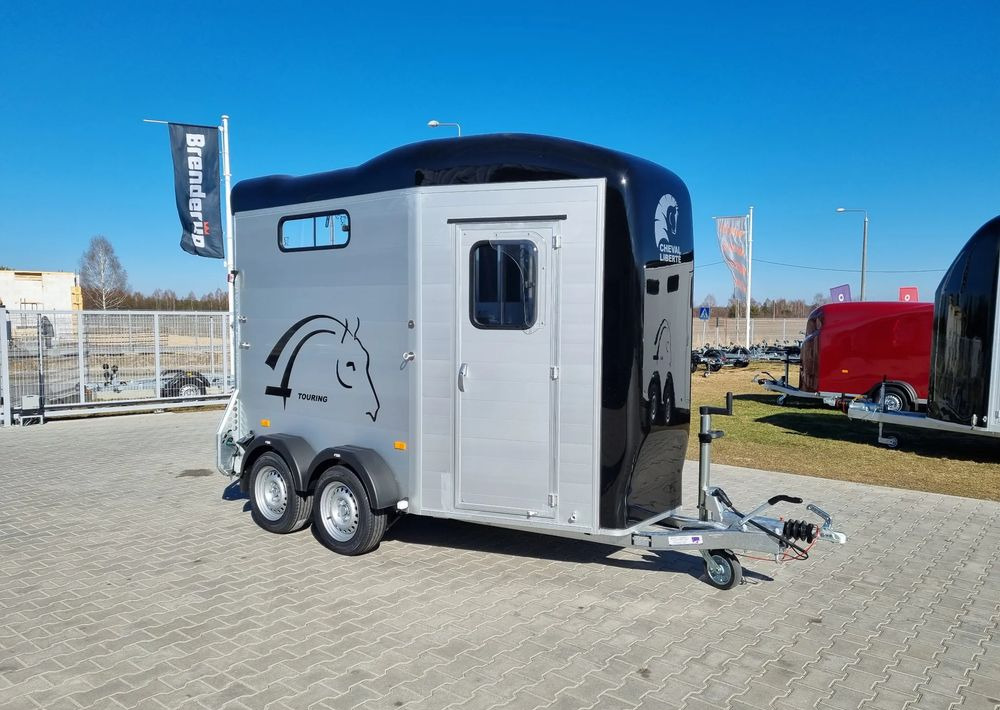 CHEVAL LIBERTÉ Touring Country + siodlarnia | przyczepa dla dwóch koni z rampą z przodu | 2000 kg DMC - Τρέιλερ μεταφοράς αλόγων: φωτογραφία 1 CHEVAL LIBERTÉ Touring Country + siodlarnia | przyczepa dla dwóch koni z rampą z przodu | 2000 kg DMC - Τρέιλερ μεταφοράς αλόγων: φωτογραφία 1