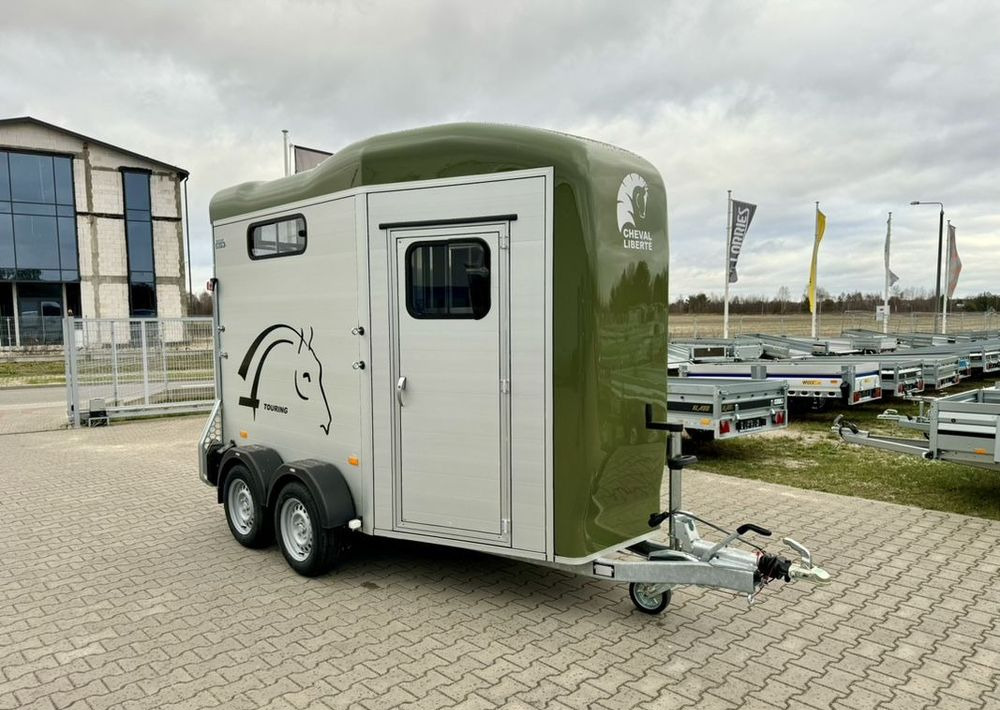 CHEVAL LIBERTÉ Touring Country + siodlarnia | przyczepa dla dwóch koni z rampą z przodu | 2000 kg DMC - Τρέιλερ μεταφοράς αλόγων: φωτογραφία 2 CHEVAL LIBERTÉ Touring Country + siodlarnia | przyczepa dla dwóch koni z rampą z przodu | 2000 kg DMC - Τρέιλερ μεταφοράς αλόγων: φωτογραφία 2