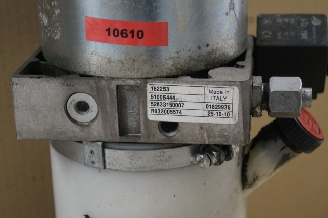 Jungheinrich 51006444 | Lifting motor with tank 24V 2,2KW 120A 2600 min-1 ISKRA Lifting motor with tank 24V 2,2KW 120A 2600 min-1 ISKRA code R932005574 for ERE225 year 2010 - Υδραυλική αντλία για Ανυψωτικό μηχάνημα: φωτογραφία 2 Jungheinrich 51006444 | Lifting motor with tank 24V 2,2KW 120A 2600 min-1 ISKRA Lifting motor with tank 24V 2,2KW 120A 2600 min-1 ISKRA code R932005574 for ERE225 year 2010 - Υδραυλική αντλία για Ανυψωτικό μηχάνημα: φωτογραφία 2