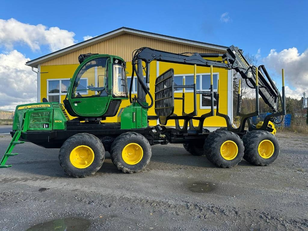 John Deere 810 E - Λαστιχοφόρα προωθητικo - forwarder: φωτογραφία 1 John Deere 810 E - Λαστιχοφόρα προωθητικo - forwarder: φωτογραφία 1