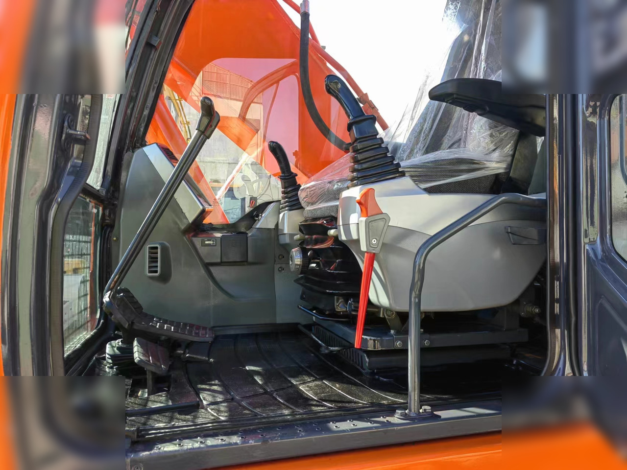 DOOSAN DX225 LC - Ερπυστριοφόρος εκσκαφέας: φωτογραφία 3 DOOSAN DX225 LC - Ερπυστριοφόρος εκσκαφέας: φωτογραφία 3