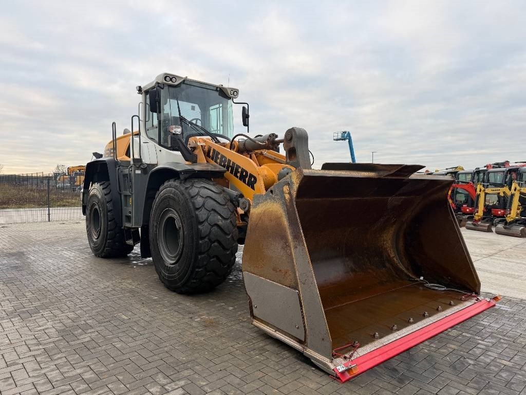 Ελαστιχοφόρος φορτωτής Liebherr L 566: φωτογραφία 7