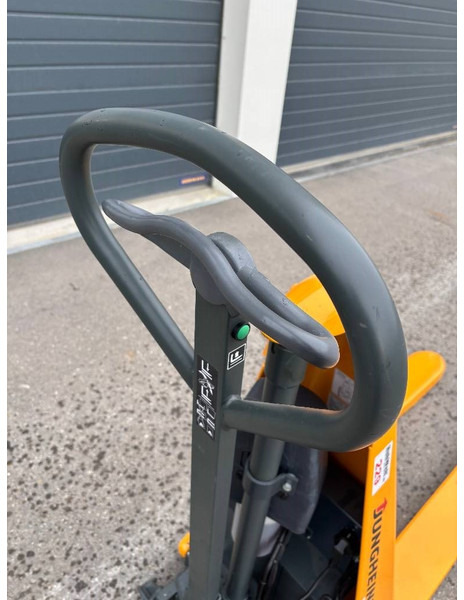 Jungheinrich Scherenhubwagen AMX 10e - Μηχάνημα στοίβαξης: φωτογραφία 3 Jungheinrich Scherenhubwagen AMX 10e - Μηχάνημα στοίβαξης: φωτογραφία 3