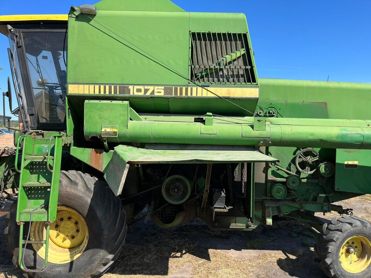 John Deere 1075 - Θεριζοαλωνιστική μηχανή: φωτογραφία 1 John Deere 1075 - Θεριζοαλωνιστική μηχανή: φωτογραφία 1