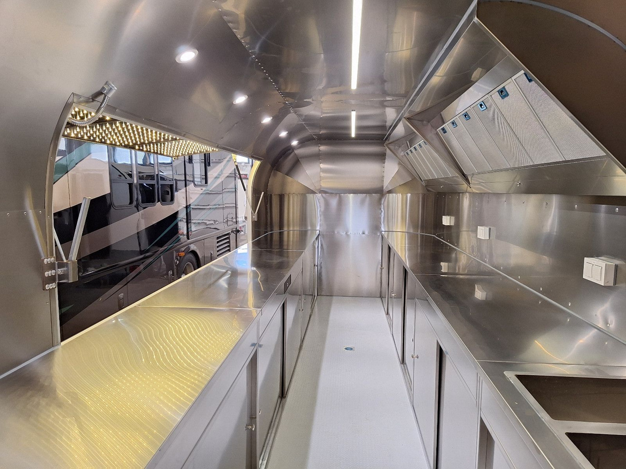 Esselmann Delistar American 6000 ähn. Airstream - Ρυμουλκούμενη καντίνα: φωτογραφία 2 Esselmann Delistar American 6000 ähn. Airstream - Ρυμουλκούμενη καντίνα: φωτογραφία 2