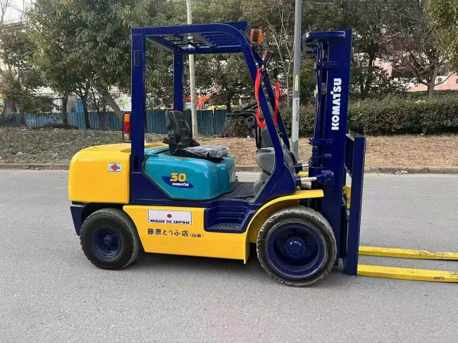 Komatsu FD30 - Ψαλιδωτό ανυψωτικό: φωτογραφία 3 Komatsu FD30 - Ψαλιδωτό ανυψωτικό: φωτογραφία 3
