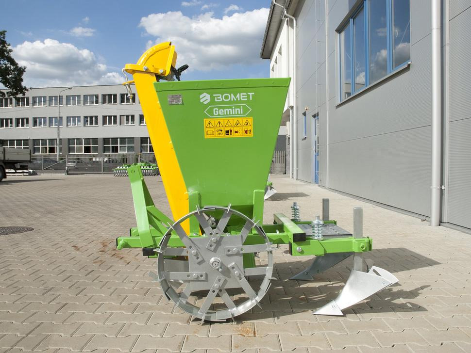 Bomet Kartoffelpflanzmaschine / Potato planter / Planteuse de pomme de terre / Piantapatate / Sadzarka ziemniaków - Πατατοφυτευτής: φωτογραφία 3 Bomet Kartoffelpflanzmaschine / Potato planter / Planteuse de pomme de terre / Piantapatate / Sadzarka ziemniaków - Πατατοφυτευτής: φωτογραφία 3