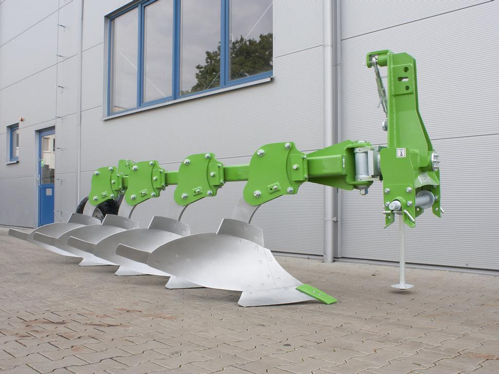 Bomet Pflüge / Single-beam plow / Charrue mono-poutre / Aratro / Плуг / Pług jednobelkowy Libra 3+1 - Άροτρο: φωτογραφία 1 Bomet Pflüge / Single-beam plow / Charrue mono-poutre / Aratro / Плуг / Pług jednobelkowy Libra 3+1 - Άροτρο: φωτογραφία 1