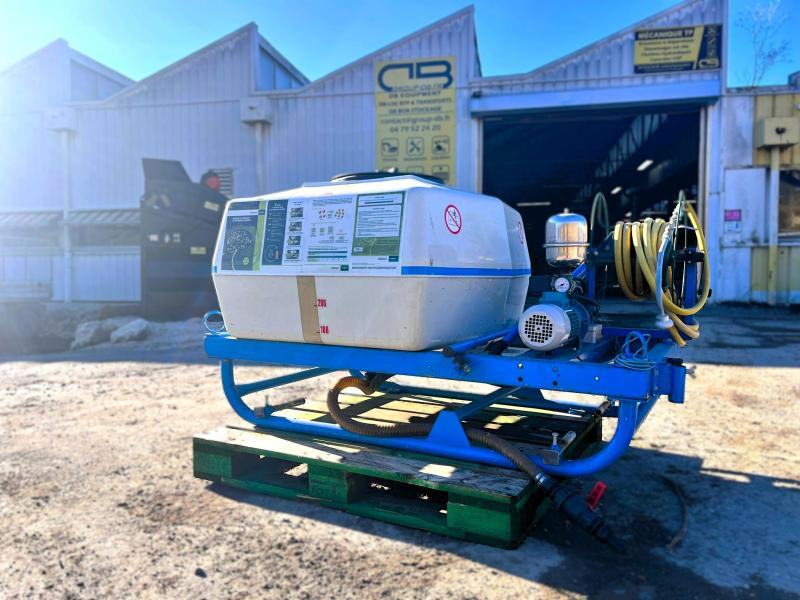 BLANCHARD CUVE D'ARROSAGE PULVERISATEUR AVEC POMPE ELECTRIQUE SUR BERCE (NET DE TVA) - Αναρτώμενο ψεκαστικό: φωτογραφία 1 BLANCHARD CUVE D'ARROSAGE PULVERISATEUR AVEC POMPE ELECTRIQUE SUR BERCE (NET DE TVA) - Αναρτώμενο ψεκαστικό: φωτογραφία 1