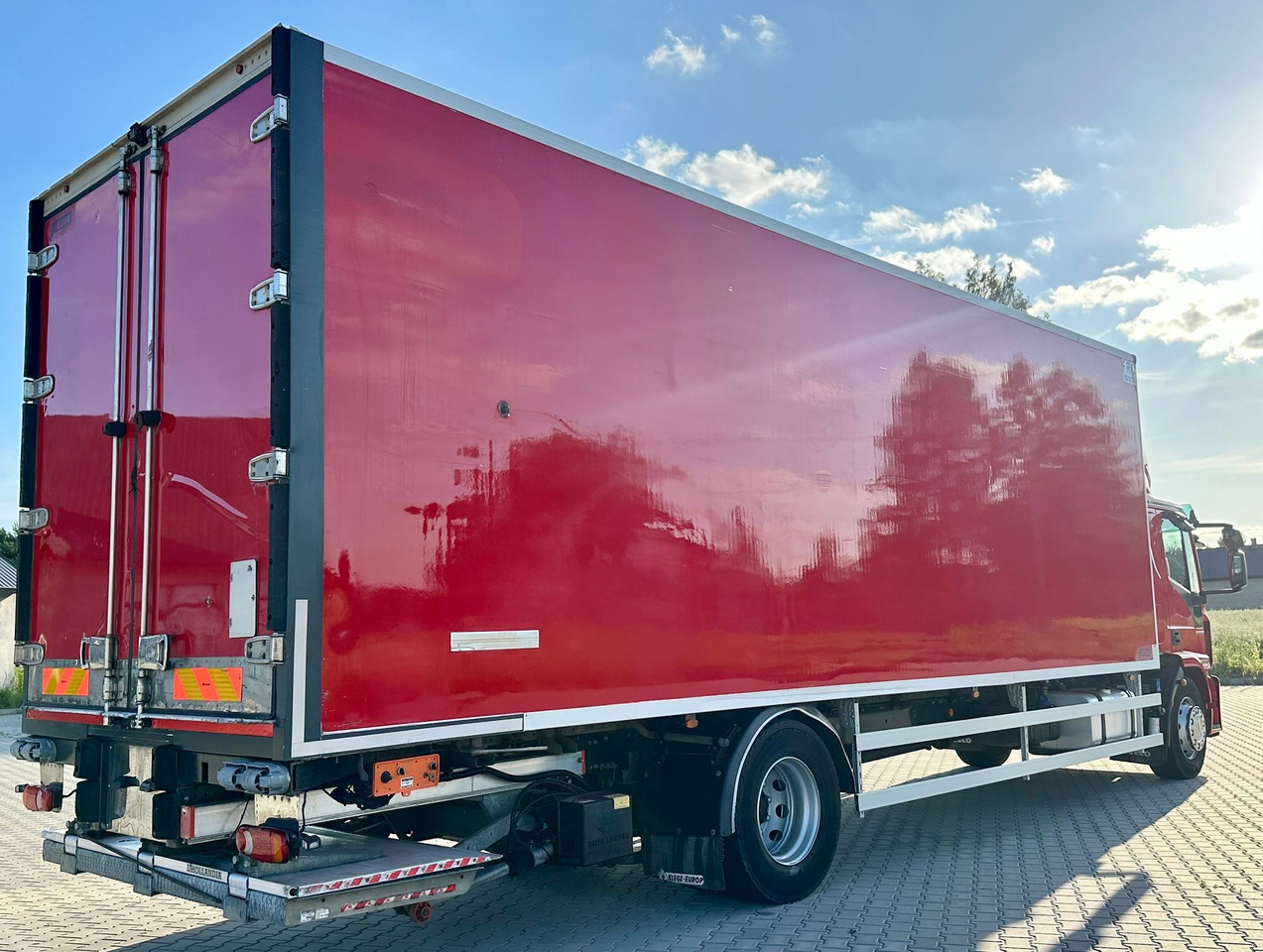 IVECO EUROCARGO 180-320 / CHŁODNIA / WINDA / 21 PALET / 8.5 M DŁUGOŚCI / CARRIER / SYPIALKA / EURO 6 - Φορτηγό ψυγείο: φωτογραφία 4 IVECO EUROCARGO 180-320 / CHŁODNIA / WINDA / 21 PALET / 8.5 M DŁUGOŚCI / CARRIER / SYPIALKA / EURO 6 - Φορτηγό ψυγείο: φωτογραφία 4