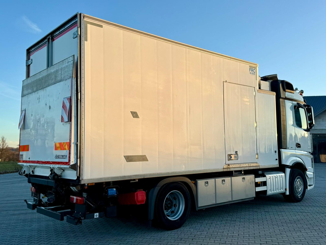 MERCEDES-BENZ ACTROS 1840 / CHŁODNIA / WINDA / 15 EUROPALET / 6.10 M DŁUGOŚCI / DUŻA KABINA / AUTOMAT / SPROWADZONY / SERWISOWANY / EURO 6 - Φορτηγό ψυγείο: φωτογραφία 3 MERCEDES-BENZ ACTROS 1840 / CHŁODNIA / WINDA / 15 EUROPALET / 6.10 M DŁUGOŚCI / DUŻA KABINA / AUTOMAT / SPROWADZONY / SERWISOWANY / EURO 6 - Φορτηγό ψυγείο: φωτογραφία 3