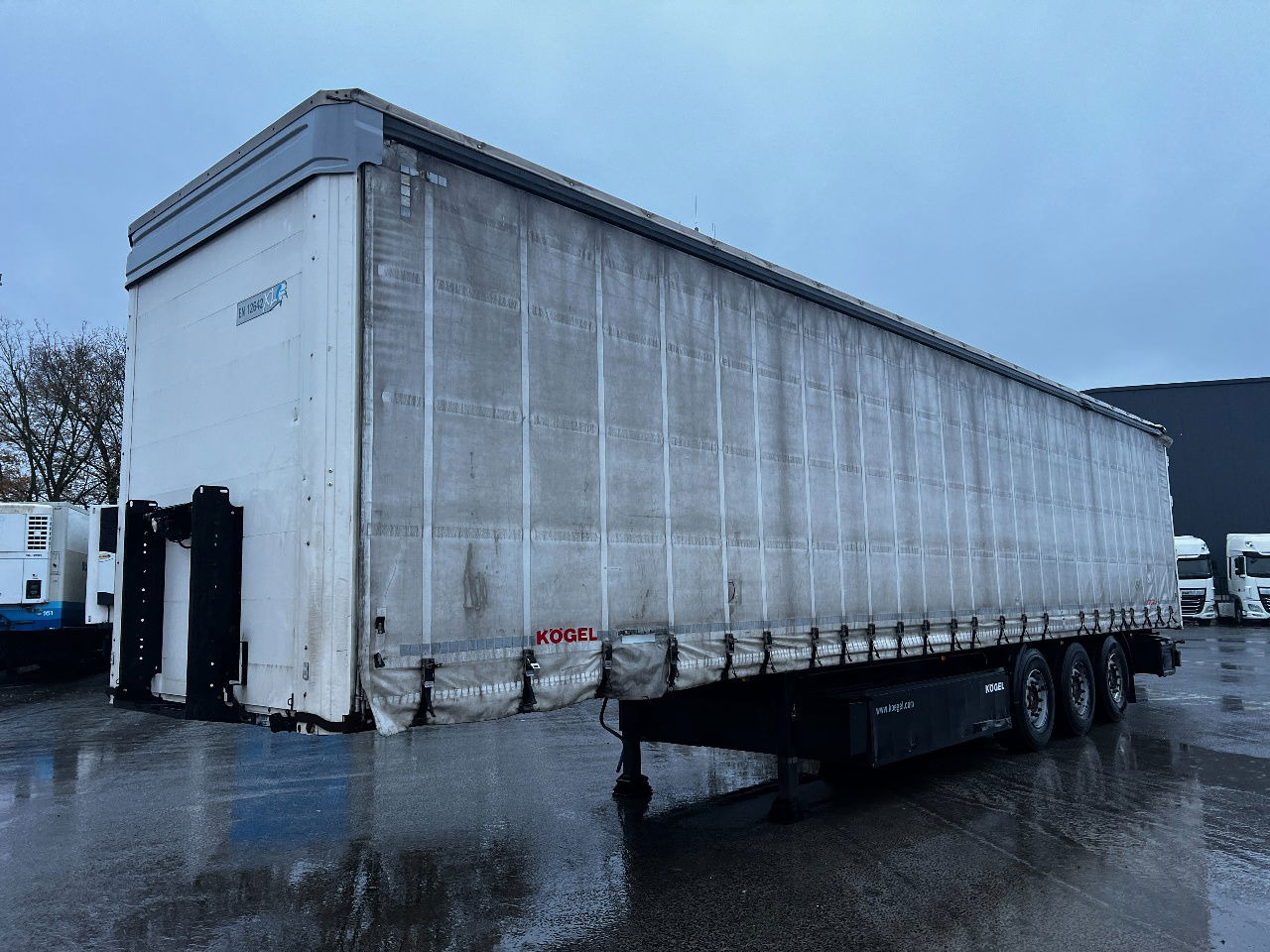 Kögel SN24 met liftas en SAF assen - Επικαθήμενο κουρτίνα: φωτογραφία 1 Kögel SN24 met liftas en SAF assen - Επικαθήμενο κουρτίνα: φωτογραφία 1