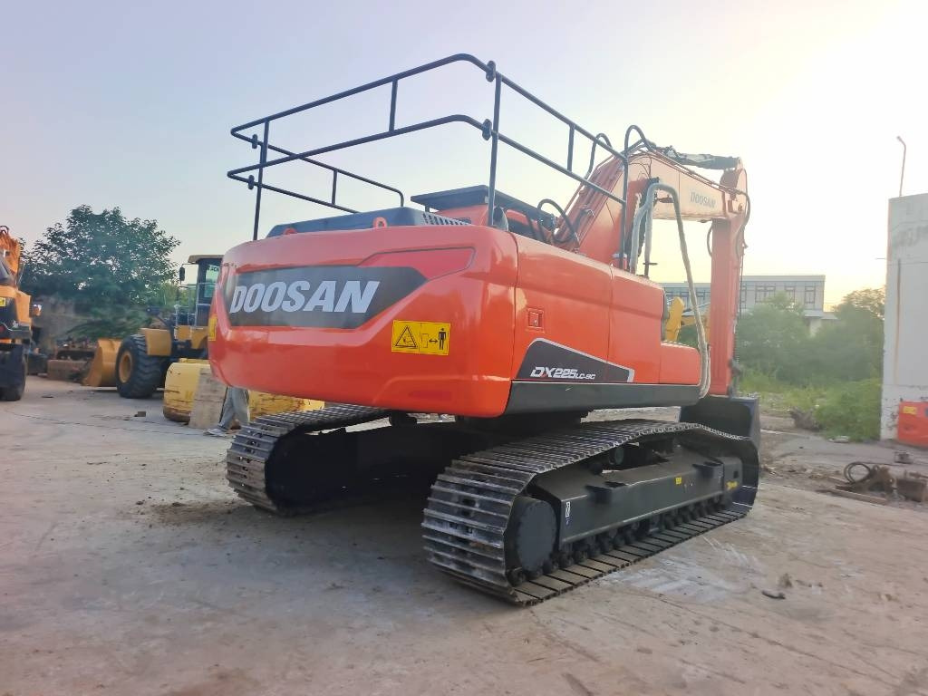 Ερπυστριοφόρος εκσκαφέας Doosan DX 225 LC: φωτογραφία 1