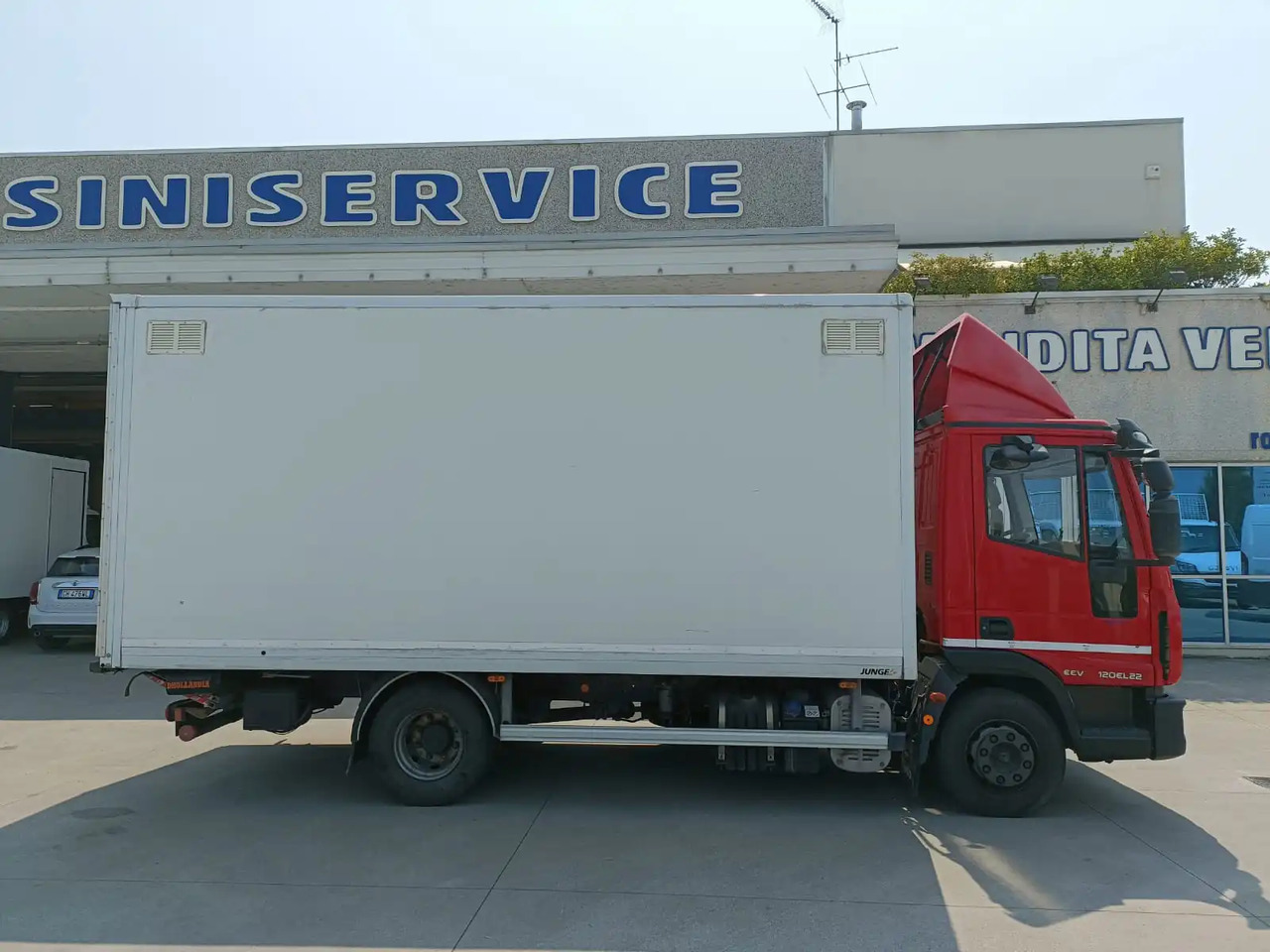 IVECO EUROCARGO 120EL22 - Φορτηγό κόφα: φωτογραφία 4 IVECO EUROCARGO 120EL22 - Φορτηγό κόφα: φωτογραφία 4