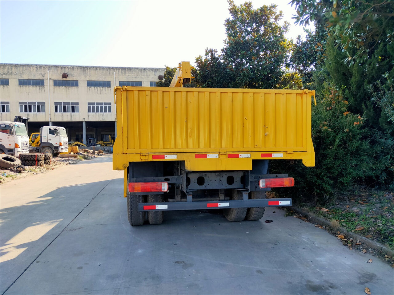 Howo 375 - Φορτηγό ανατρεπόμενο, Φορτηγό με γερανό: φωτογραφία 2 Howo 375 - Φορτηγό ανατρεπόμενο, Φορτηγό με γερανό: φωτογραφία 2