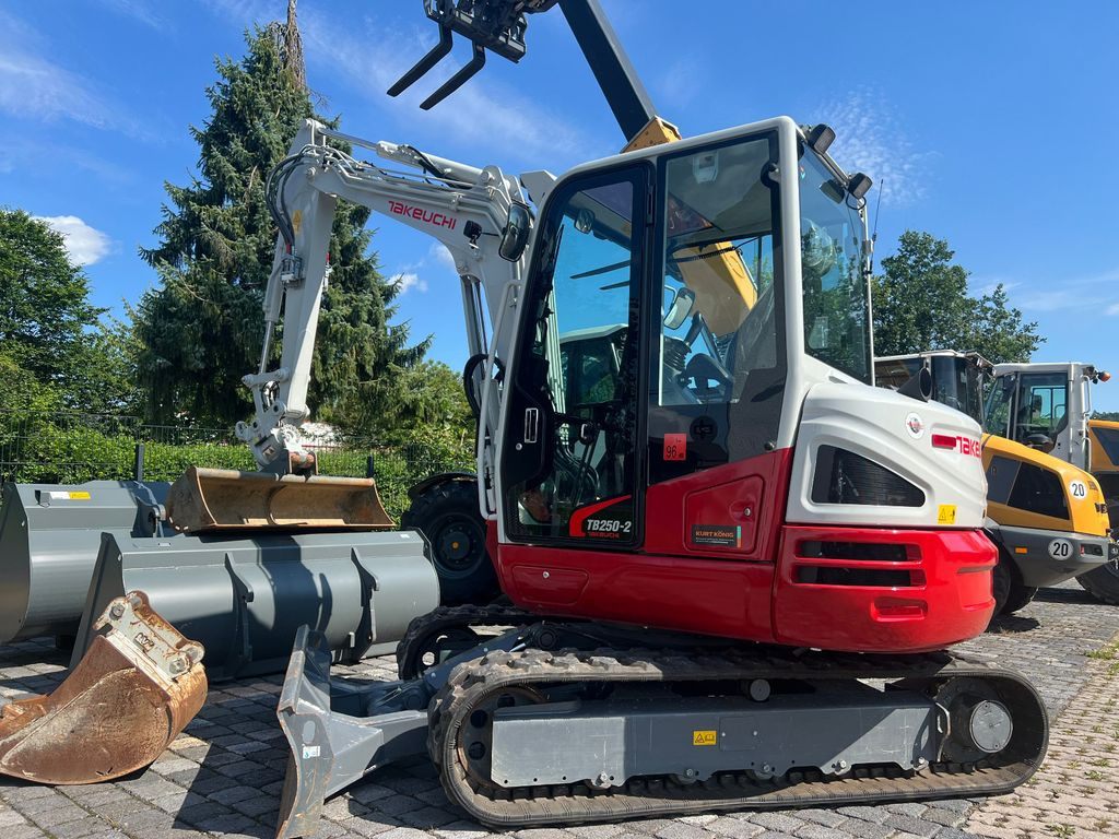 Takeuchi TB 250-2 u. 260 Takeuchi TB 250-2 u. 260 - Μίνι εκσκαφέας: φωτογραφία 1 Takeuchi TB 250-2 u. 260 Takeuchi TB 250-2 u. 260 - Μίνι εκσκαφέας: φωτογραφία 1