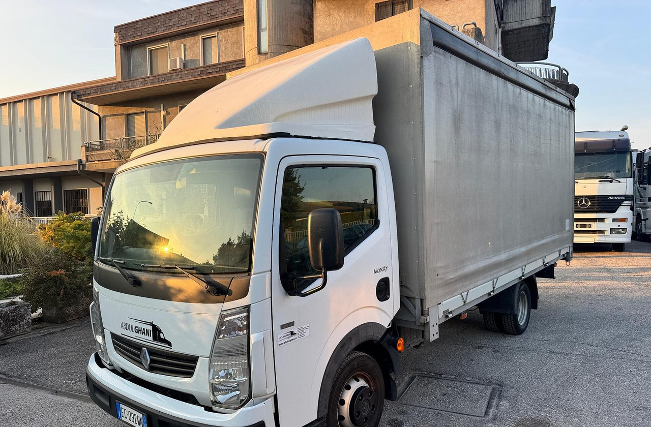 Renault Trucks Maxity 130.35 - 2011 - Φορτηγό μουσαμάς: φωτογραφία 2 Renault Trucks Maxity 130.35 - 2011 - Φορτηγό μουσαμάς: φωτογραφία 2