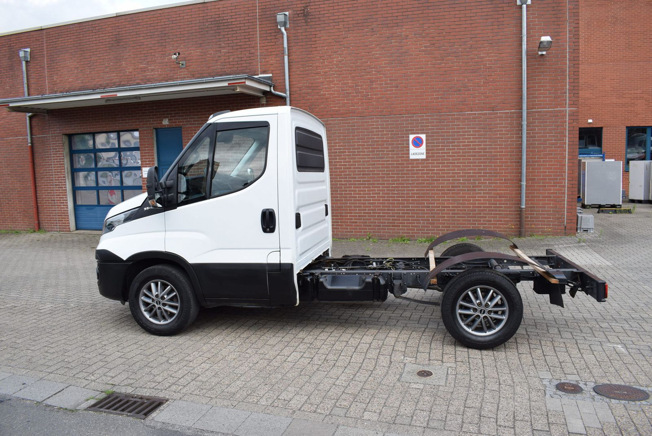 Iveco Daily 35 S21 3,0 Automatik Luftfederung Tempomat - Φορτηγό σασί: φωτογραφία 3 Iveco Daily 35 S21 3,0 Automatik Luftfederung Tempomat - Φορτηγό σασί: φωτογραφία 3
