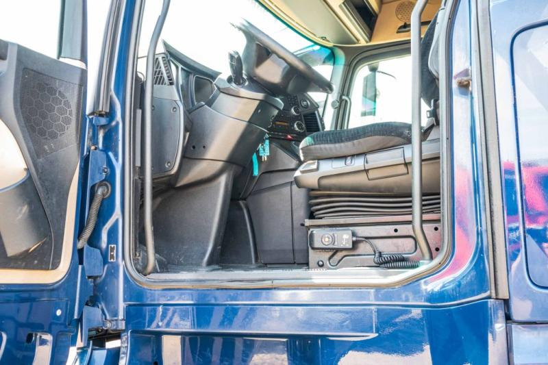 Interior photo 1: Μίσθωση Mercedes ACTROS 1848 LS Mercedes ACTROS 1848 LS