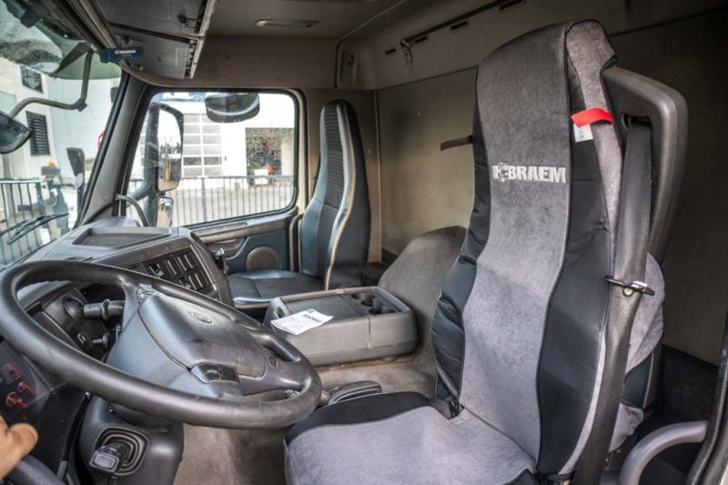 Interior photo 1: Φορτηγό μουσαμάς Volvo FM 330-6x2-E5+10 pneus/tires+intarder