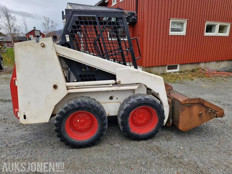 1986 Bobcat 743 kompaktlaster med mye utstyr - MVA-FRI - Φορτωτής πλάγιας ολίσθησης: φωτογραφία 2 1986 Bobcat 743 kompaktlaster med mye utstyr - MVA-FRI - Φορτωτής πλάγιας ολίσθησης: φωτογραφία 2