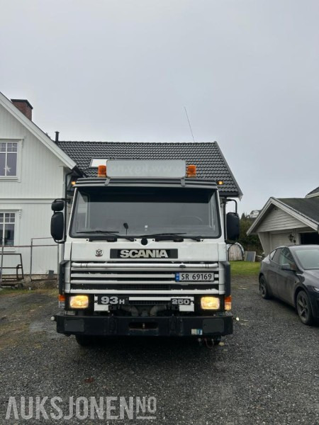 1995 Scania P93 tippbil med kran - Φορτηγό ανατρεπόμενο: φωτογραφία 2 1995 Scania P93 tippbil med kran - Φορτηγό ανατρεπόμενο: φωτογραφία 2