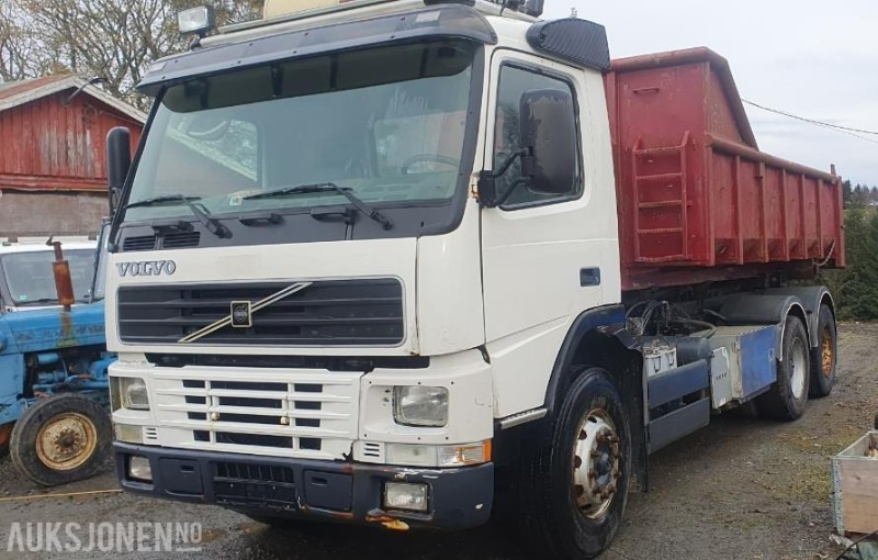 2000 Volvo FM-12 MED KASSE OG MASKINFLAK - Φορτηγό φόρτωσης γάντζου: φωτογραφία 1 2000 Volvo FM-12 MED KASSE OG MASKINFLAK - Φορτηγό φόρτωσης γάντζου: φωτογραφία 1