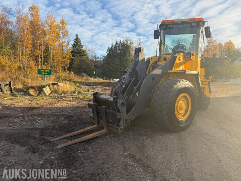 2001 Volvo L90D HJULLASTER SERVICEHISTORIKK 3.FUNKSJON PALLEGAFFEL 12716 TIMER. - Ελαστιχοφόρος φορτωτής: φωτογραφία 4 2001 Volvo L90D HJULLASTER SERVICEHISTORIKK 3.FUNKSJON PALLEGAFFEL 12716 TIMER. - Ελαστιχοφόρος φορτωτής: φωτογραφία 4