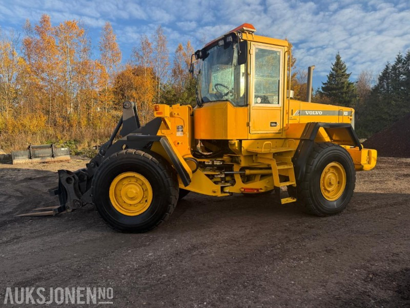 2001 Volvo L90D HJULLASTER SERVICEHISTORIKK 3.FUNKSJON PALLEGAFFEL 12716 TIMER. - Ελαστιχοφόρος φορτωτής: φωτογραφία 1 2001 Volvo L90D HJULLASTER SERVICEHISTORIKK 3.FUNKSJON PALLEGAFFEL 12716 TIMER. - Ελαστιχοφόρος φορτωτής: φωτογραφία 1