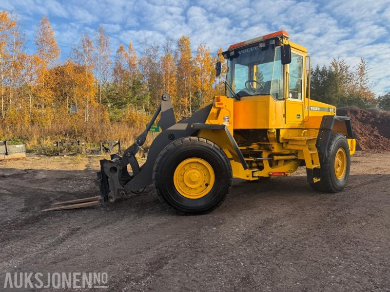 2001 Volvo L90D HJULLASTER SERVICEHISTORIKK 3.FUNKSJON PALLEGAFFEL 12716 TIMER. - Ελαστιχοφόρος φορτωτής: φωτογραφία 3 2001 Volvo L90D HJULLASTER SERVICEHISTORIKK 3.FUNKSJON PALLEGAFFEL 12716 TIMER. - Ελαστιχοφόρος φορτωτής: φωτογραφία 3