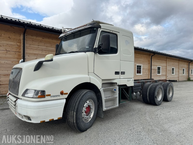 2001 Volvo NH 12 6X4 LAV KM, BRØYTEFESTE - Φορτηγό σασί: φωτογραφία 1 2001 Volvo NH 12 6X4 LAV KM, BRØYTEFESTE - Φορτηγό σασί: φωτογραφία 1