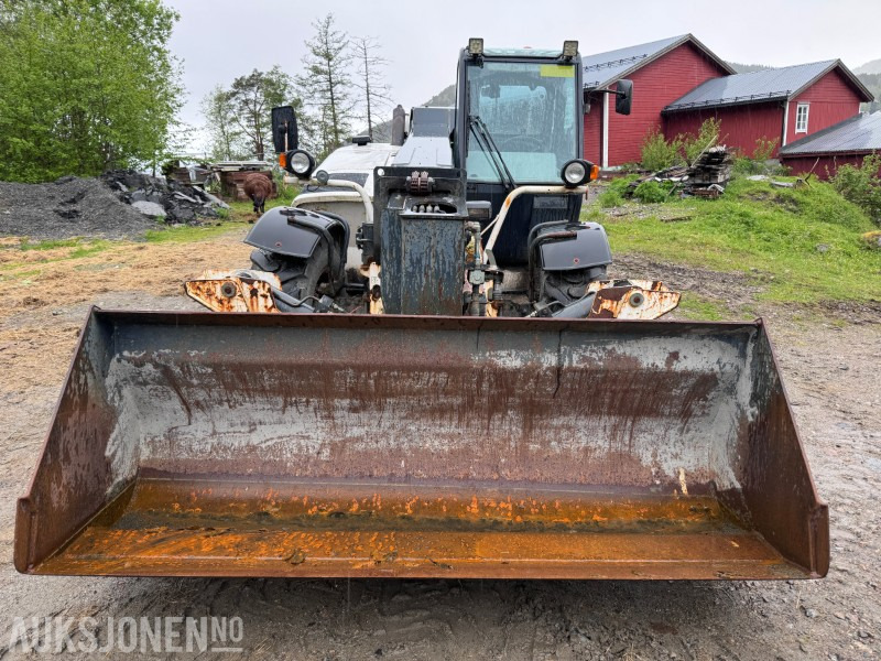 2005 Bobcat T35120SL Teleskoptruck / Teleskoplaster - 4x4x4 - avvatringssylinder - Støttelabber - Hydraulisk redskapslås - Jibb - Skuffe - 2 stk pallegafler - Τηλεσκοπικός φορτωτής: φωτογραφία 2 2005 Bobcat T35120SL Teleskoptruck / Teleskoplaster - 4x4x4 - avvatringssylinder - Støttelabber - Hydraulisk redskapslås - Jibb - Skuffe - 2 stk pallegafler - Τηλεσκοπικός φορτωτής: φωτογραφία 2